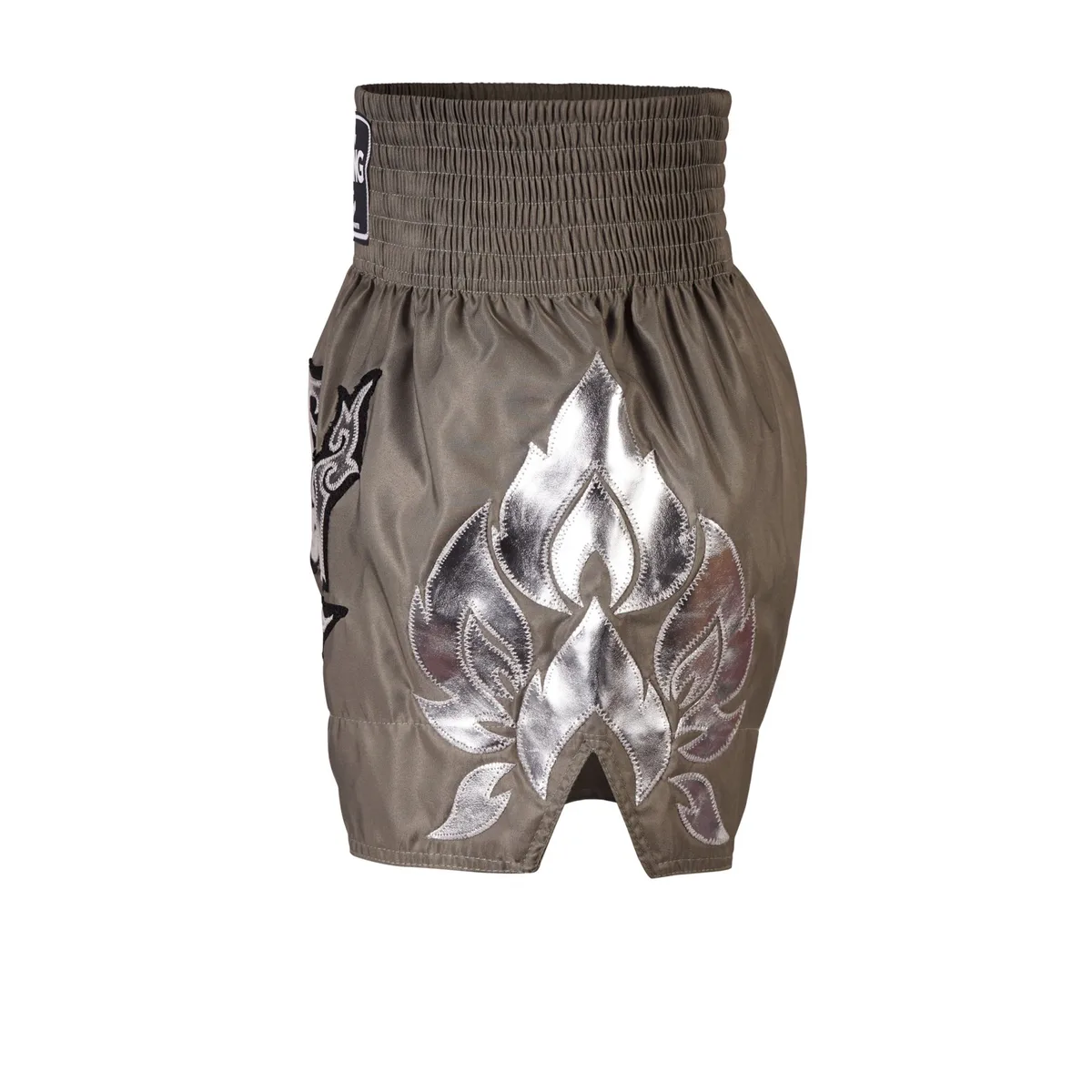 Страничен изглед на шортите Top King Thai Boxing Shorts Khaki 230, показващ широката кройка за свобода на движение.