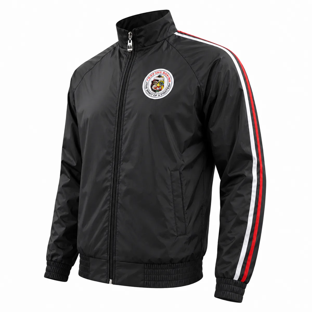 Мъж, облечен с TOPKING TRACK JACKET, позира, показвайки предната част на суитчъра и логото на Top King.