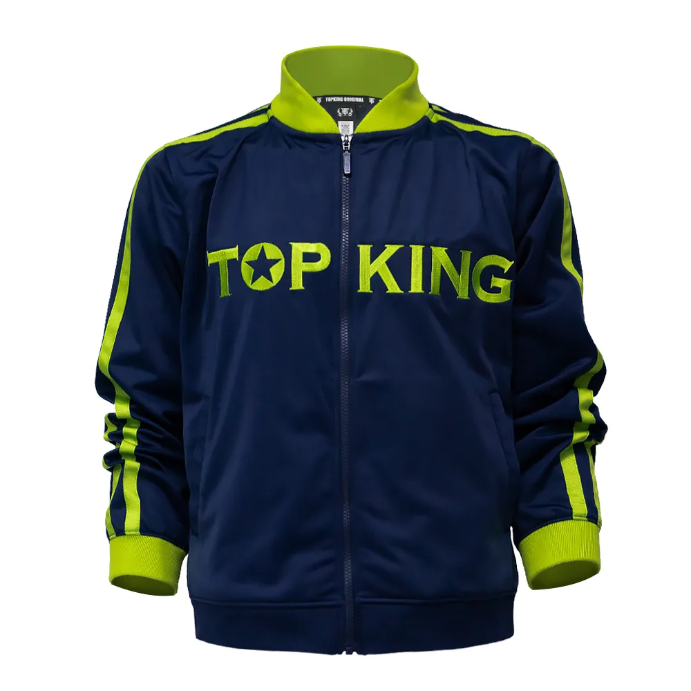Детайлна снимка на горнището на анцуга TOPKING TRACKSUIT GREEN 011, акцентираща върху логото на Top King.