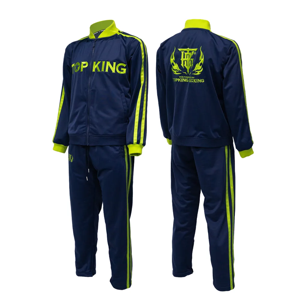 Мъж с анцуг TOPKING TRACKSUIT GREEN 011 в динамична поза, показваща свобода на движение.