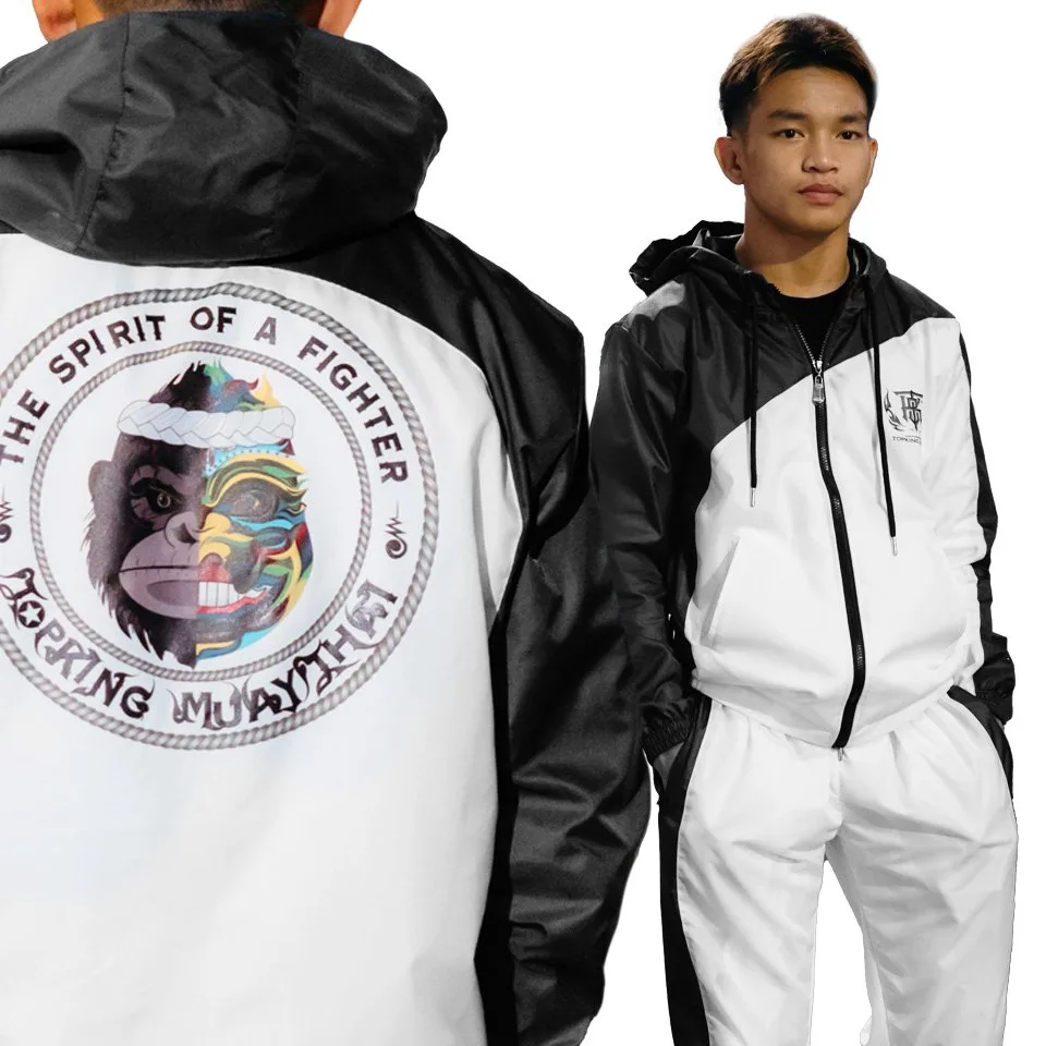 Анцуг TOPKING WHITE BLACK TRACK SUITS в бяло и черно, показан в цял ръст, със спортен дизайн.