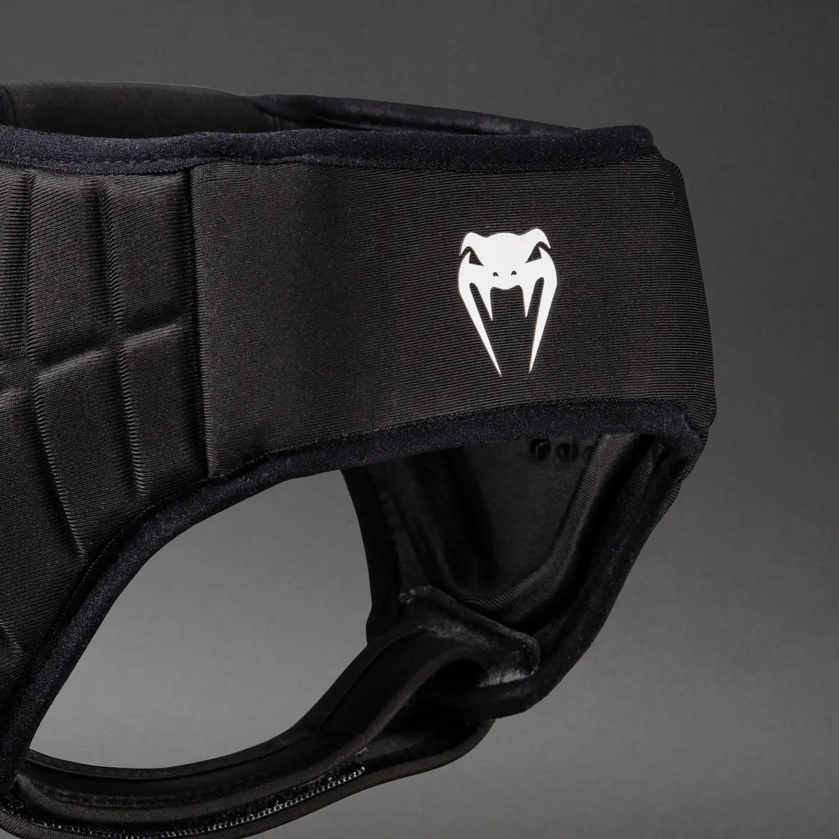 Venum Challenger Wrestling Ear Guard – Black близък план на лого