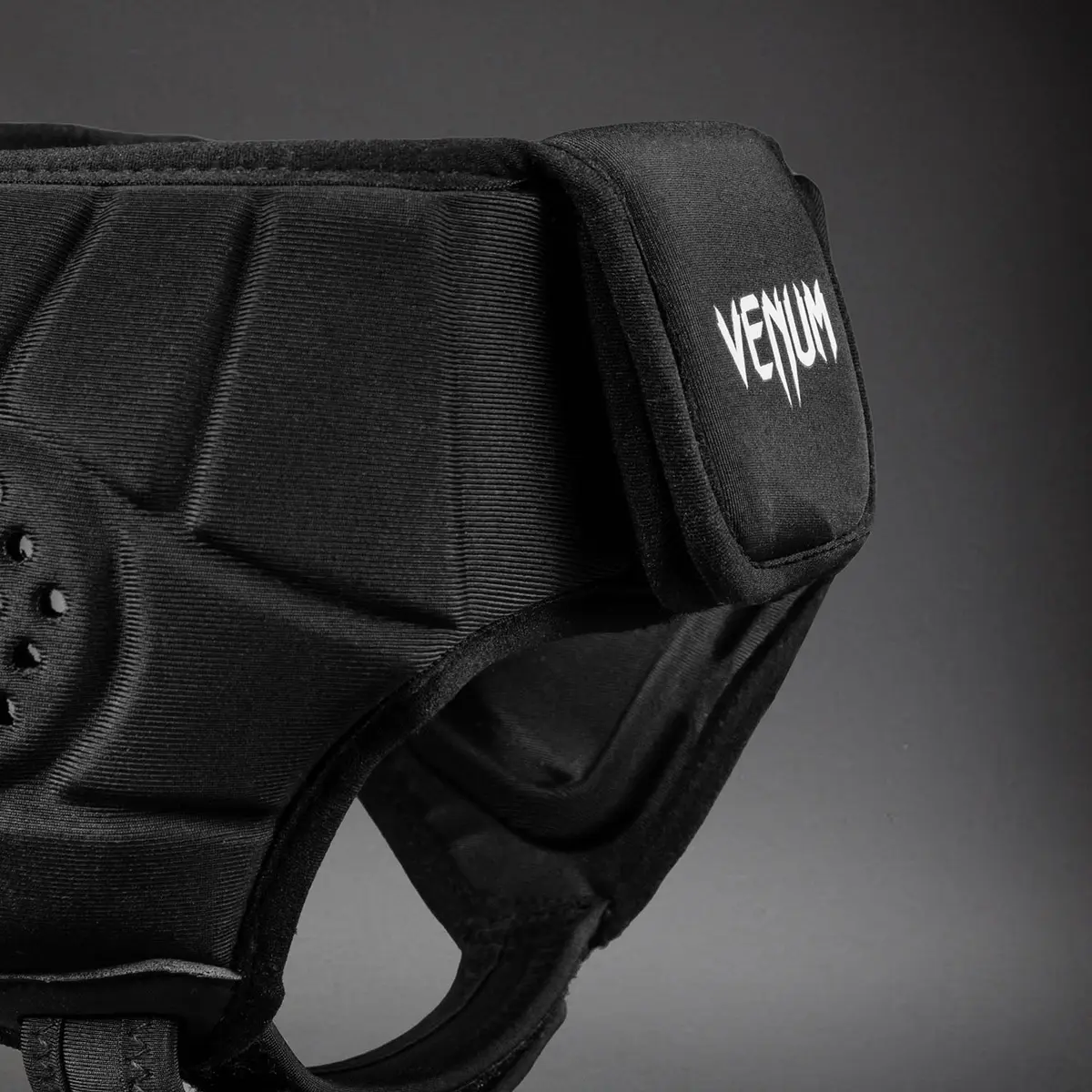 Venum Challenger Wrestling Ear Guard – Black близък план на марка