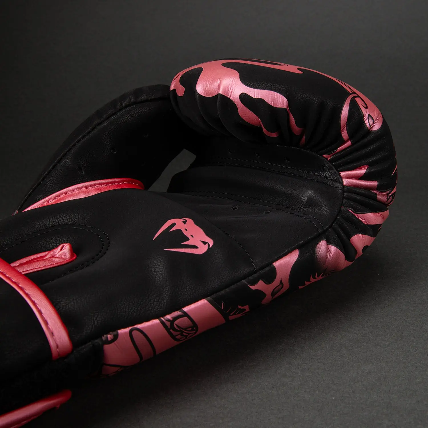 Venum Dragon's Flight Boxing Gloves - Black/Metallic Pink детайл