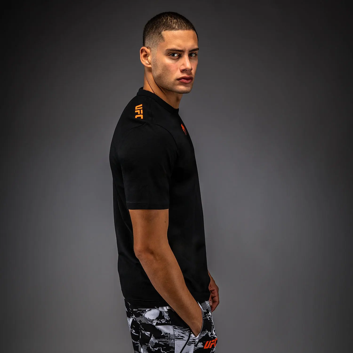 Мъж носи Venum Тениска - Venum Fight your Limits T-Shirt - Black, преден план отстрани
