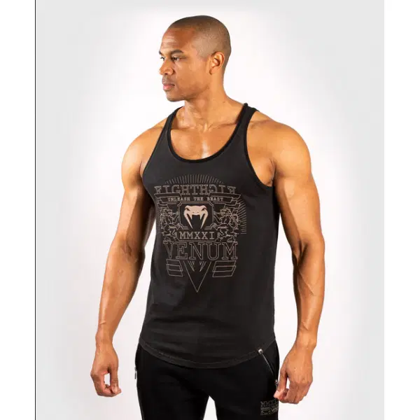 Потник - Venum Lions21 Tank Top - Black/Sand, мъж облечен с него, преден изглед