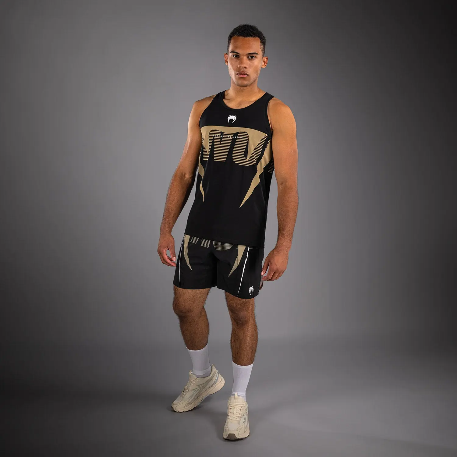 Потник - Venum Lions21 Tank Top - Black/Sand, мъж облечен с него, преден изглед