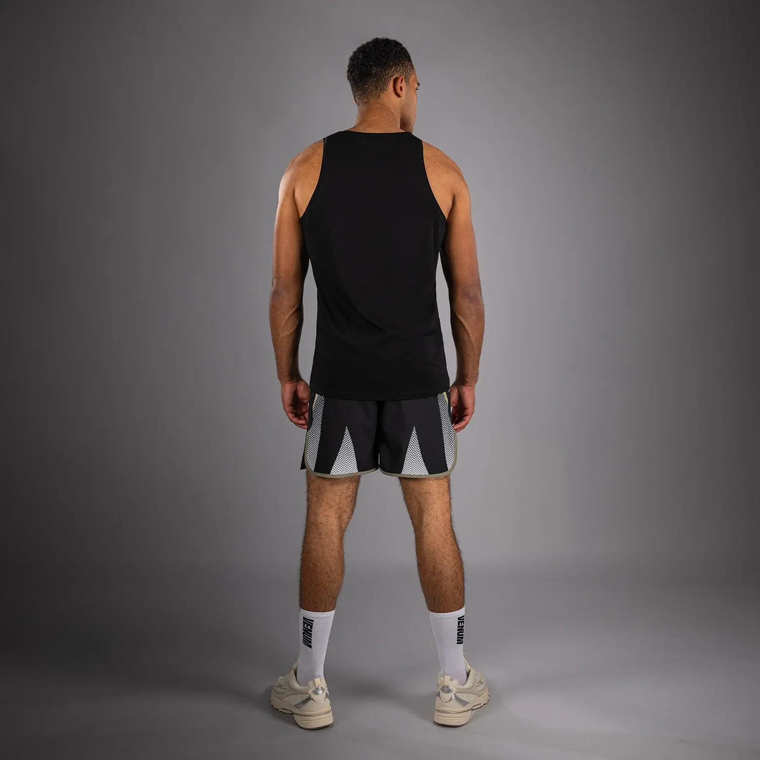 Потник - Venum Lions21 Tank Top - Black/Sand, мъж облечен с него, заден изглед