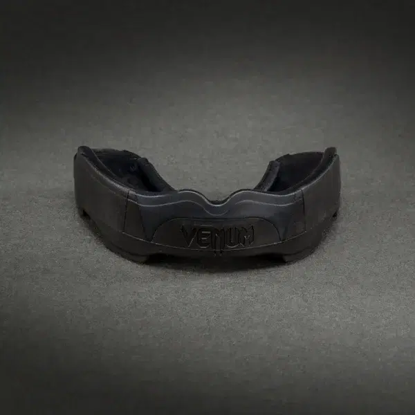 Протектор за уста - Venum Predator Mouthguard - Black/Black/Red
