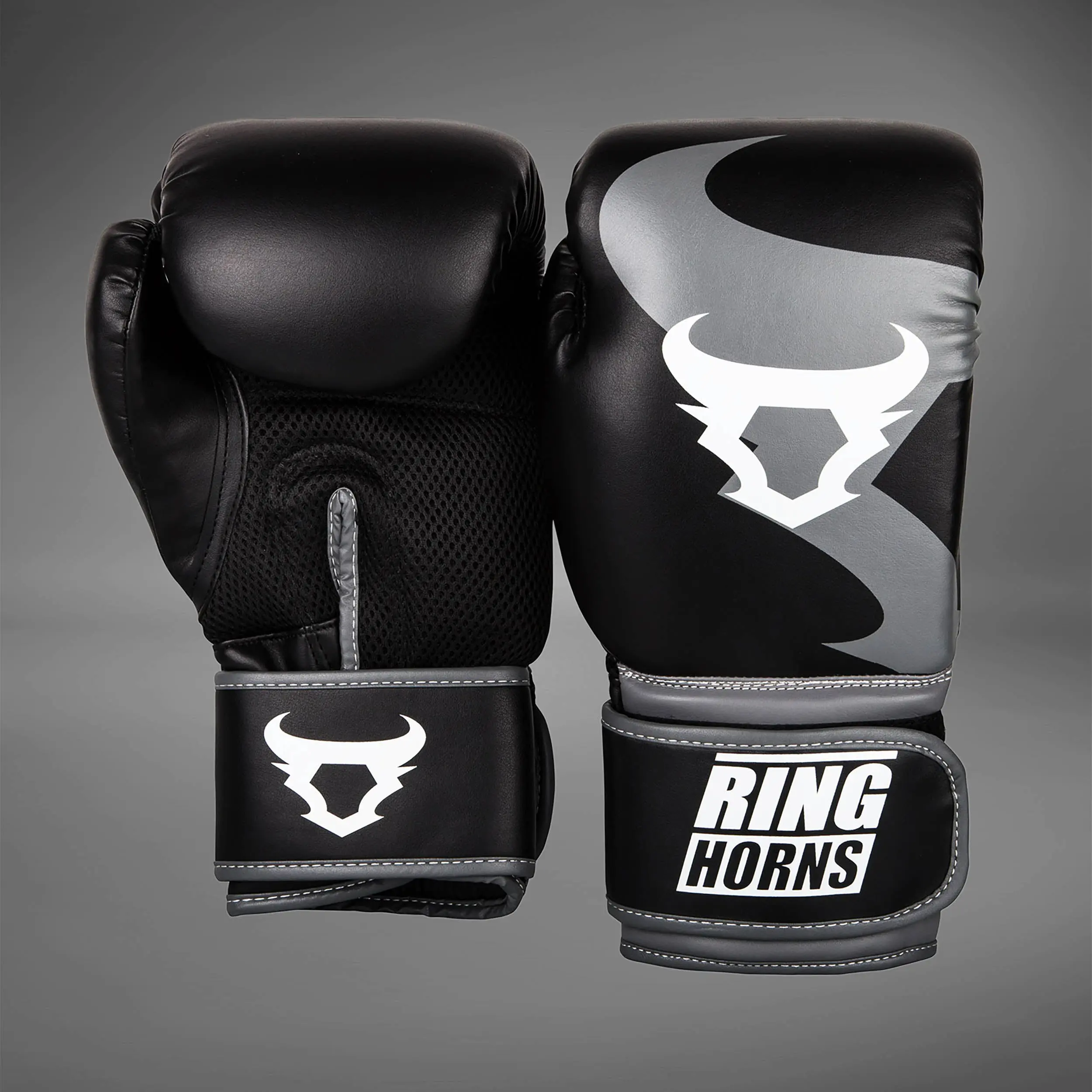 Ringhorns Charger by Venum Boxing Gloves - Black - чифт преден изглед