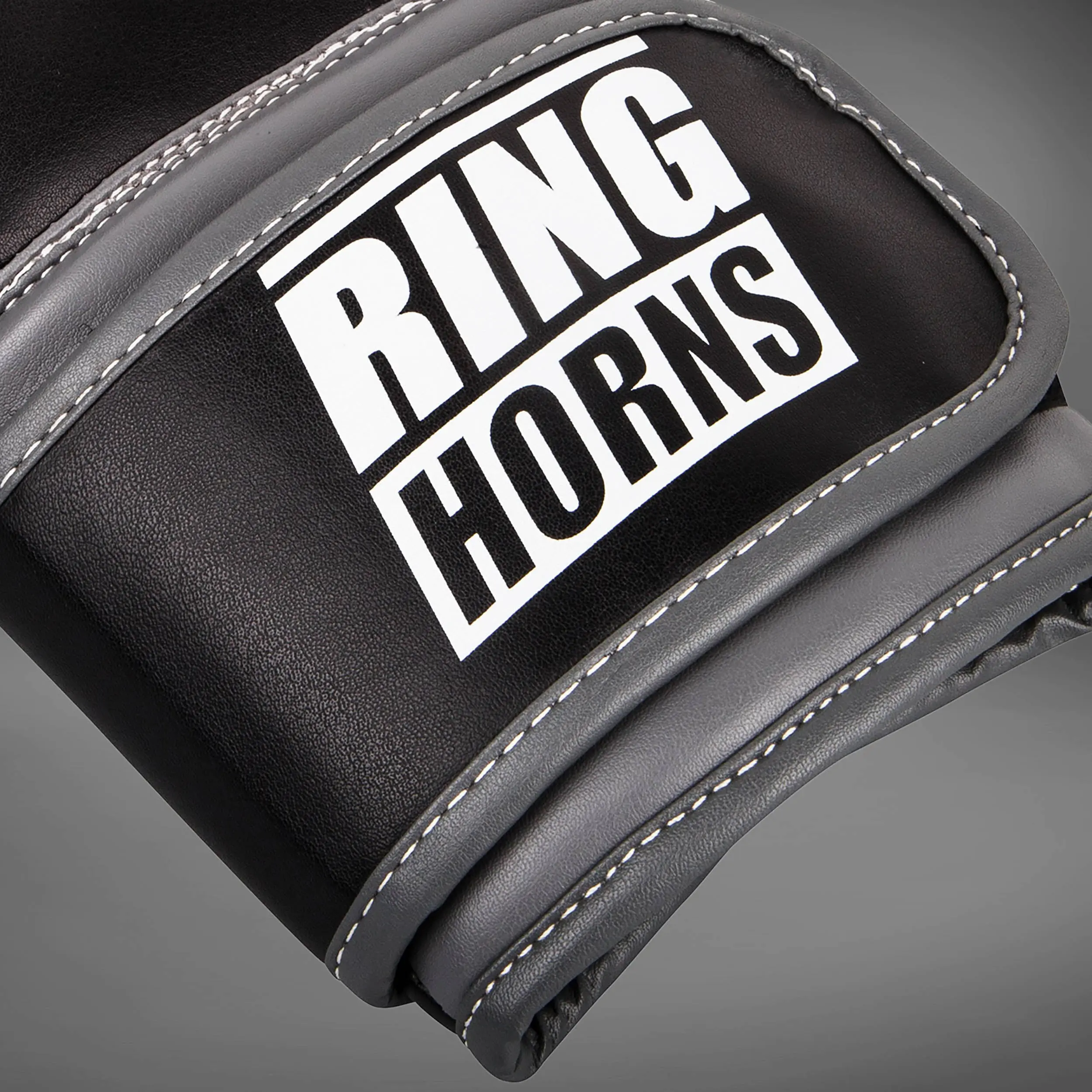 Ringhorns Charger by Venum Boxing Gloves - Black - близък план на закопчалката