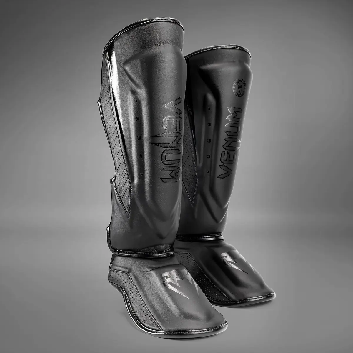 Shin Guards Elite Evo Venum - Black/Black разположени заедно