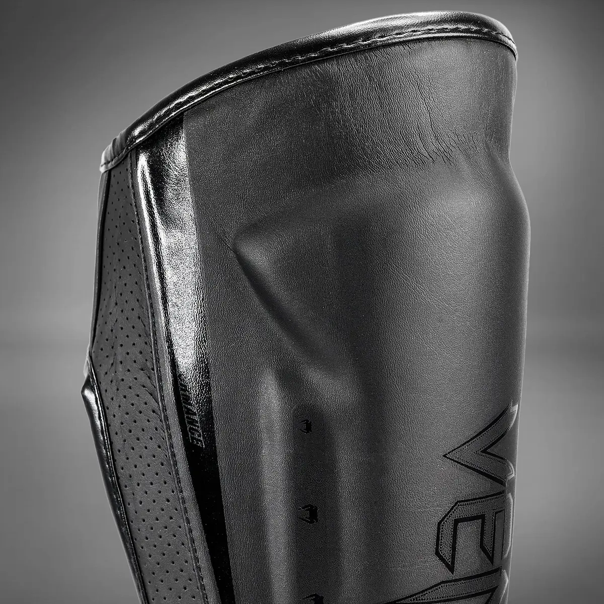 Shin Guards Elite Evo Venum - Black/Black детайл от горната част