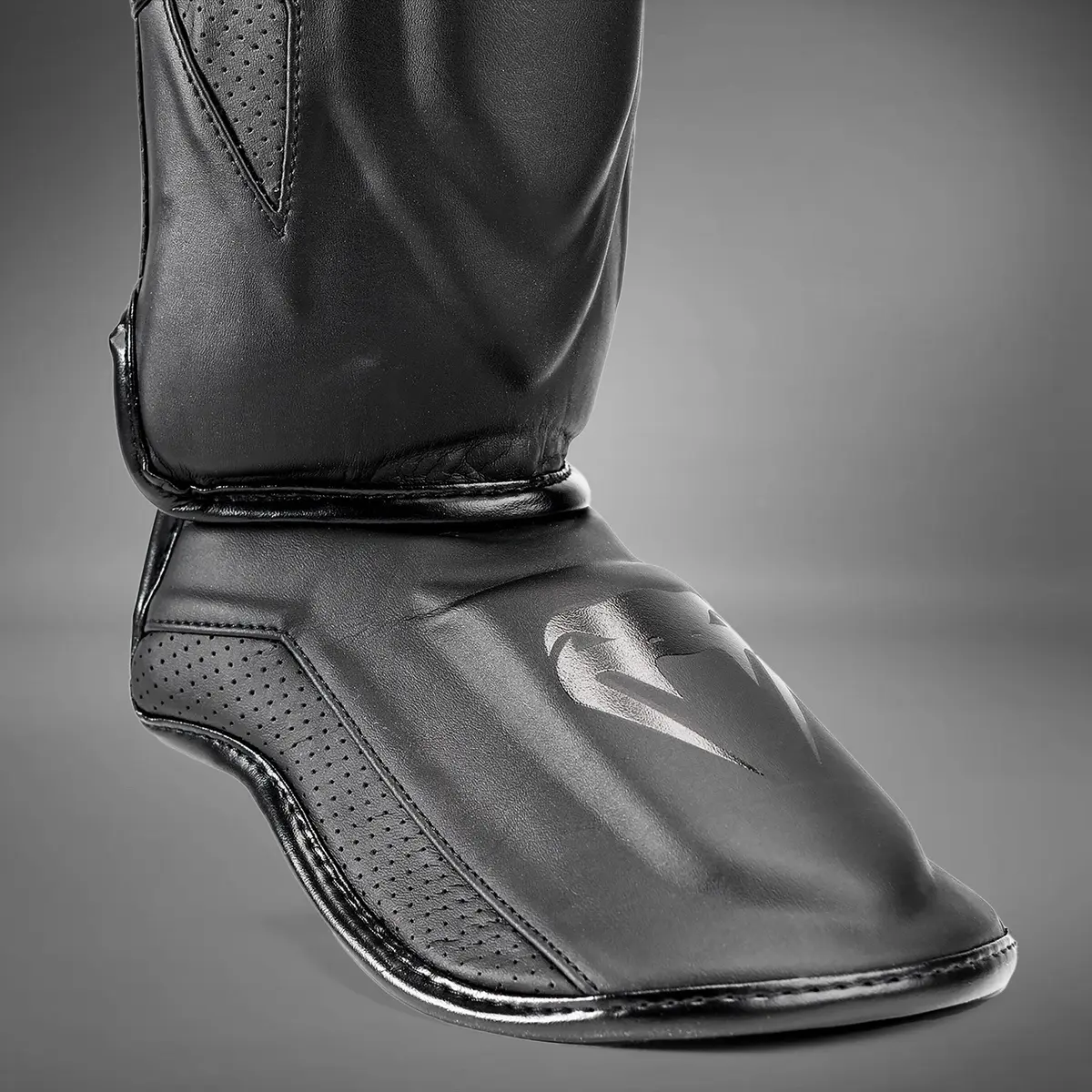 Shin Guards Elite Evo Venum - Black/Black детайл от долната част