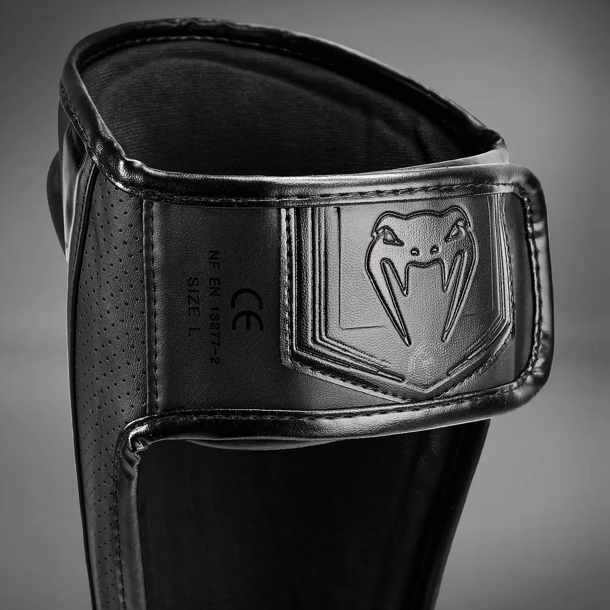 Shin Guards Elite Evo Venum - Black/Black етикет със сертификат CE