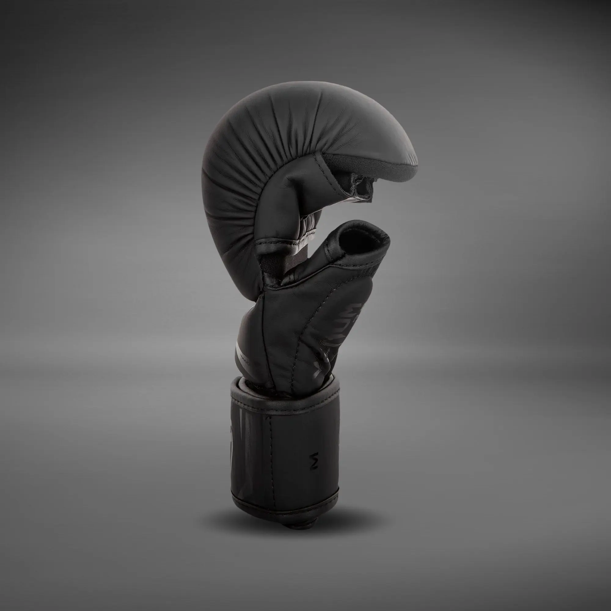 3/4 профил на ММА Ръкавици - Sparring Gloves Venum Challenger 3.0 - Black/Black