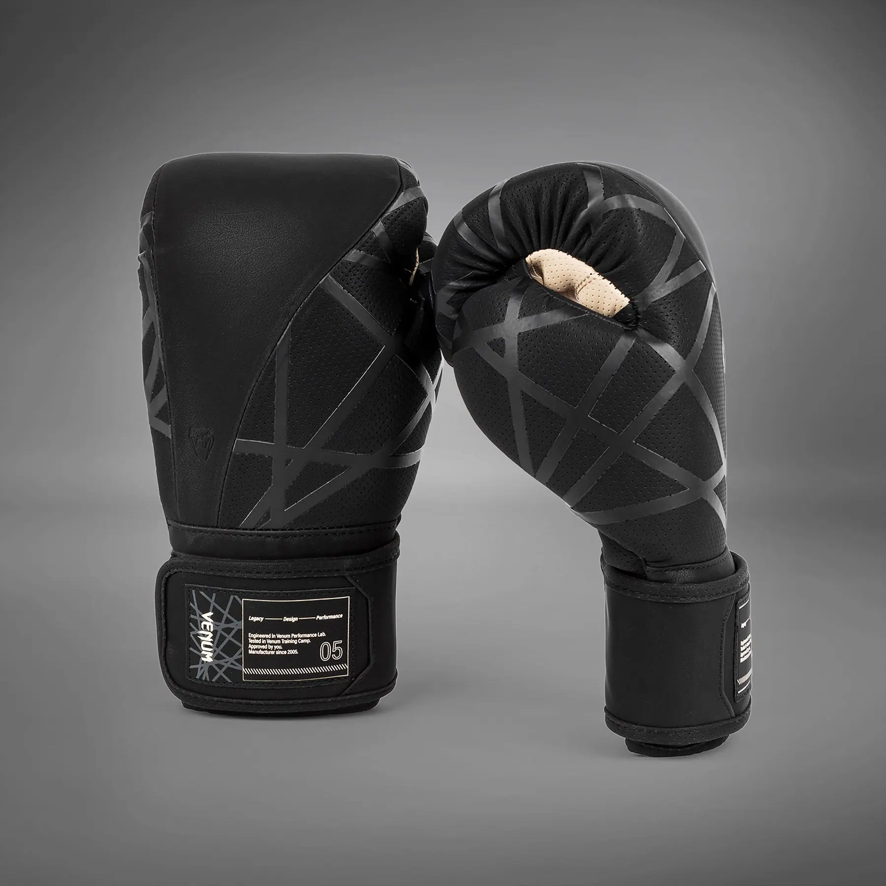 Venum Tecmo 2.0 Boxing Gloves - Black страничен изглед