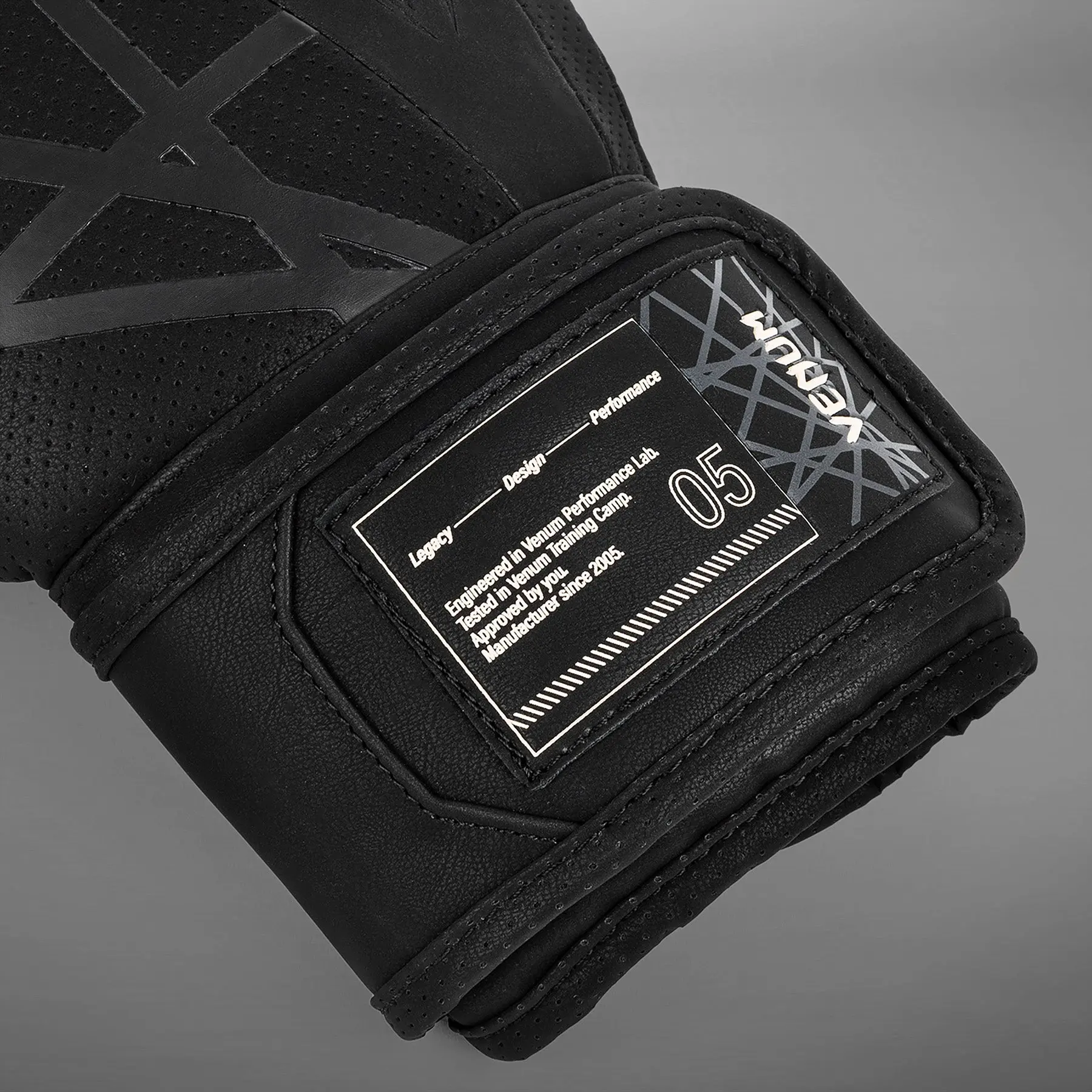 Venum Tecmo 2.0 Boxing Gloves - Black етикет