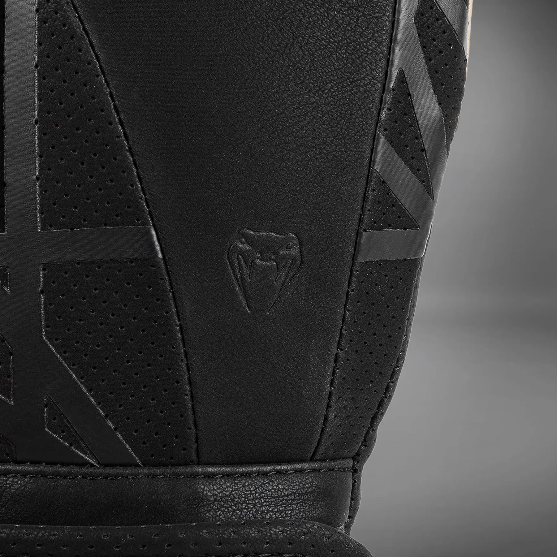 Venum Tecmo 2.0 Boxing Gloves - Black логото Venum