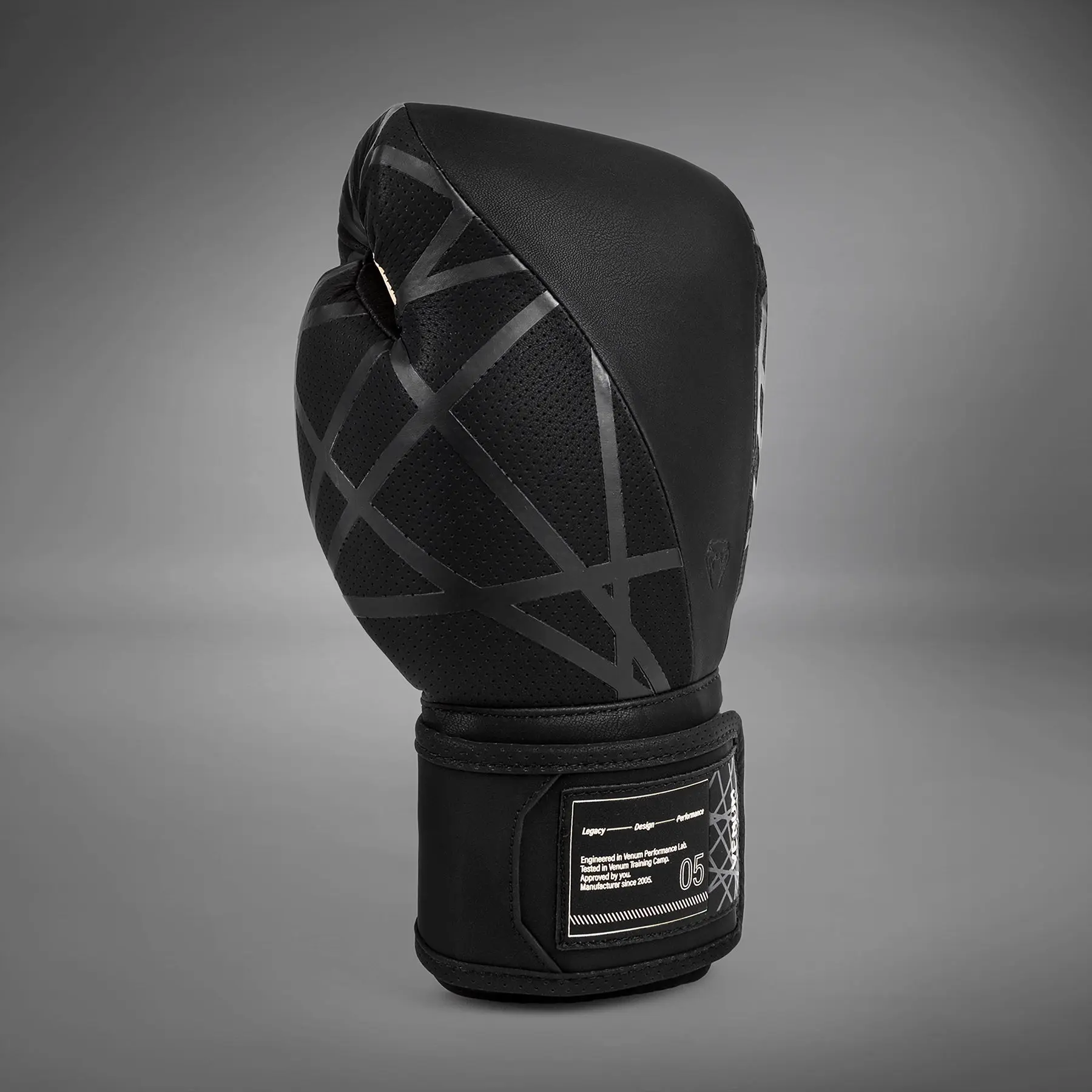 Venum Tecmo 2.0 Boxing Gloves - Black преден и страничен изглед