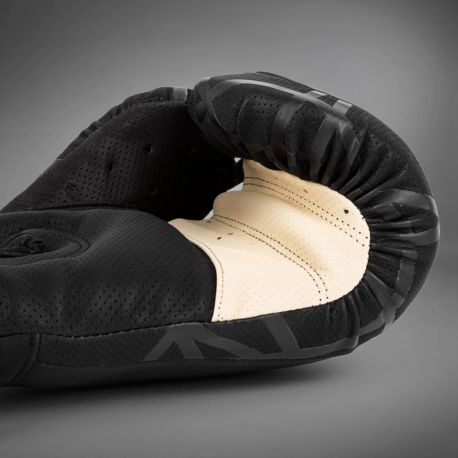 Venum Tecmo 2.0 Boxing Gloves - Black вътрешна част