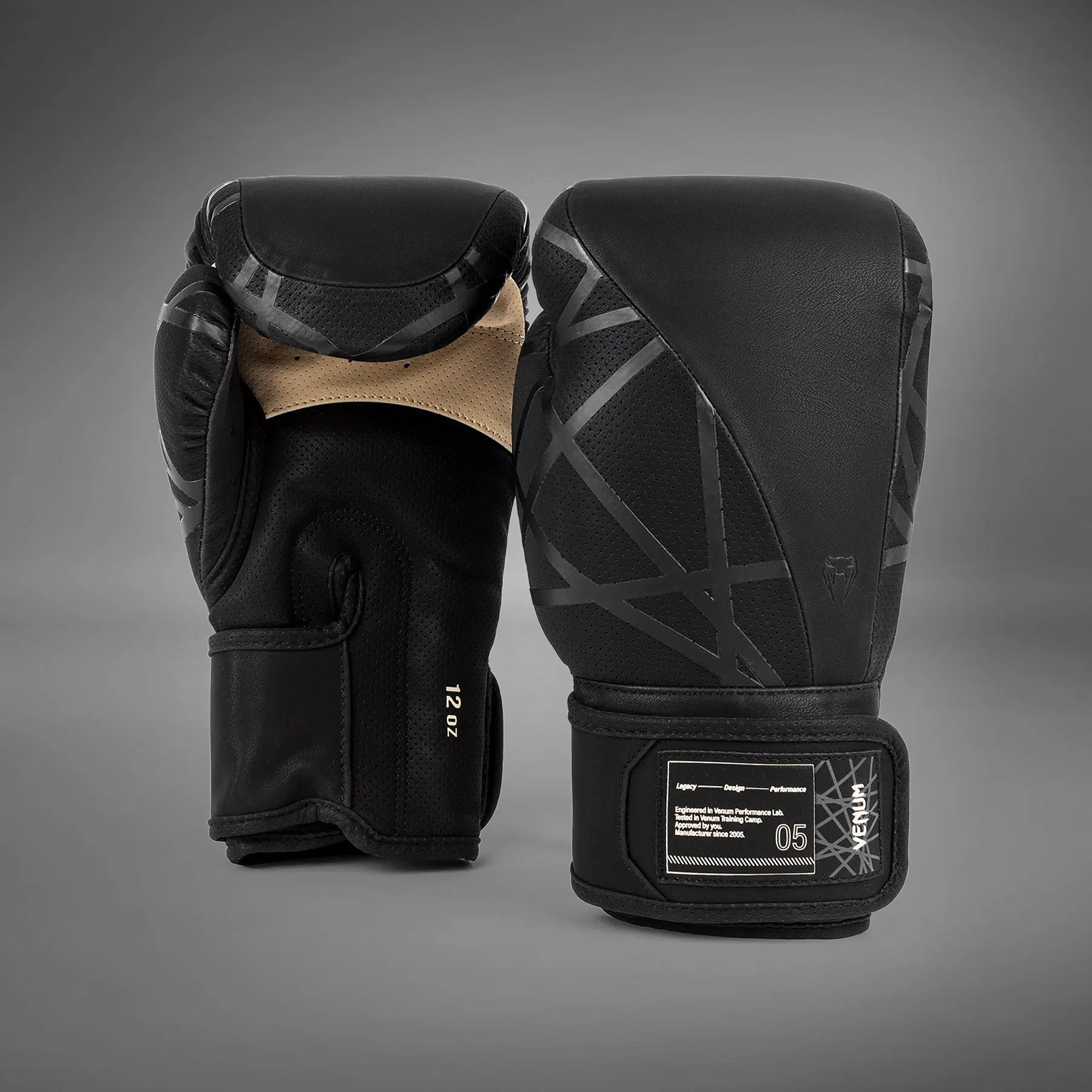 Venum Tecmo 2.0 Boxing Gloves - Black преден изглед