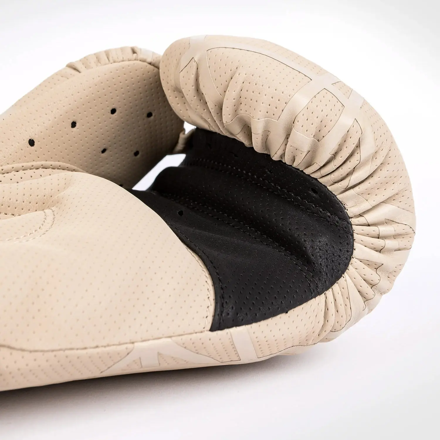 Venum Tecmo 2.0 Boxing Gloves - Sand вътрешен изглед
