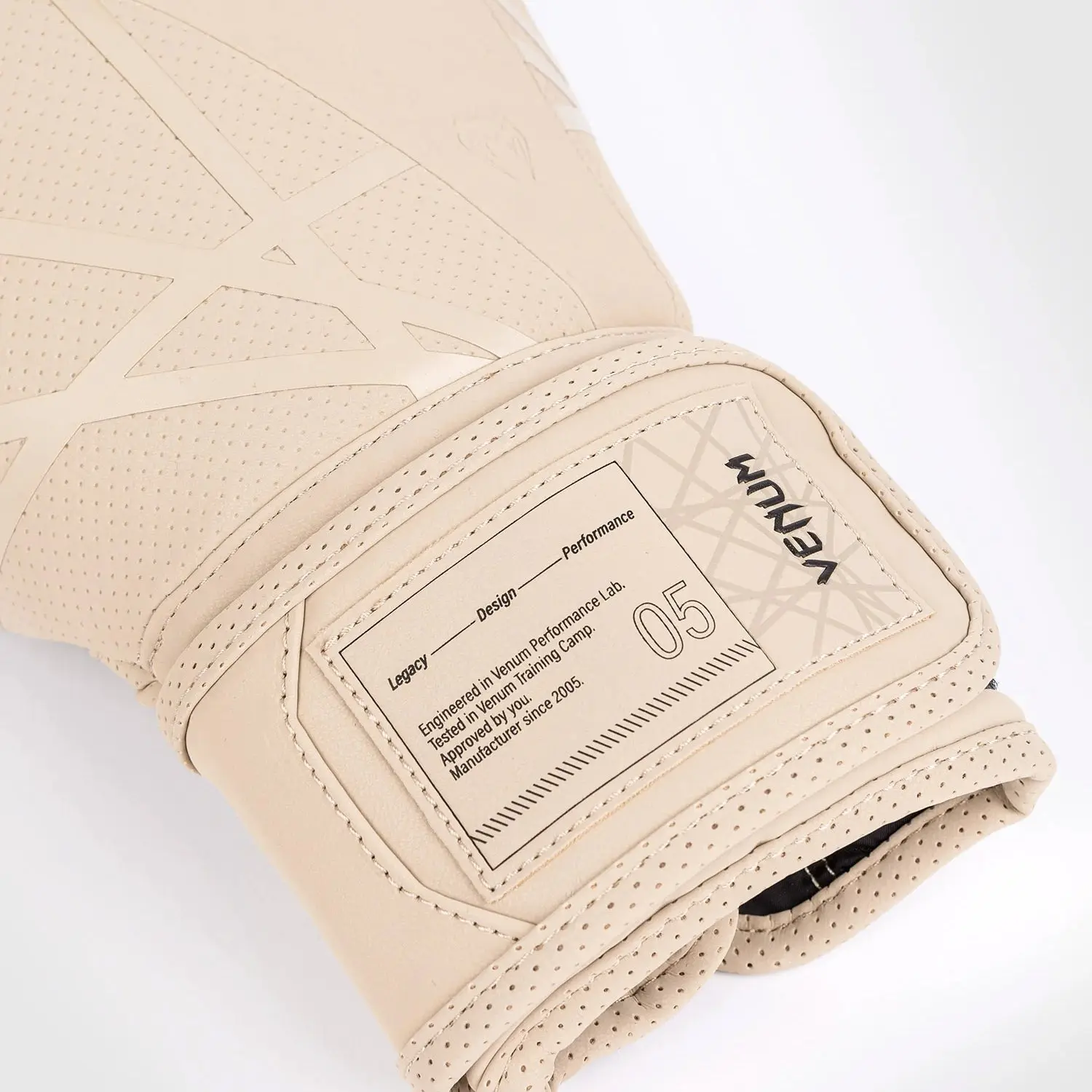 Venum Tecmo 2.0 Boxing Gloves - Sand етикет марка