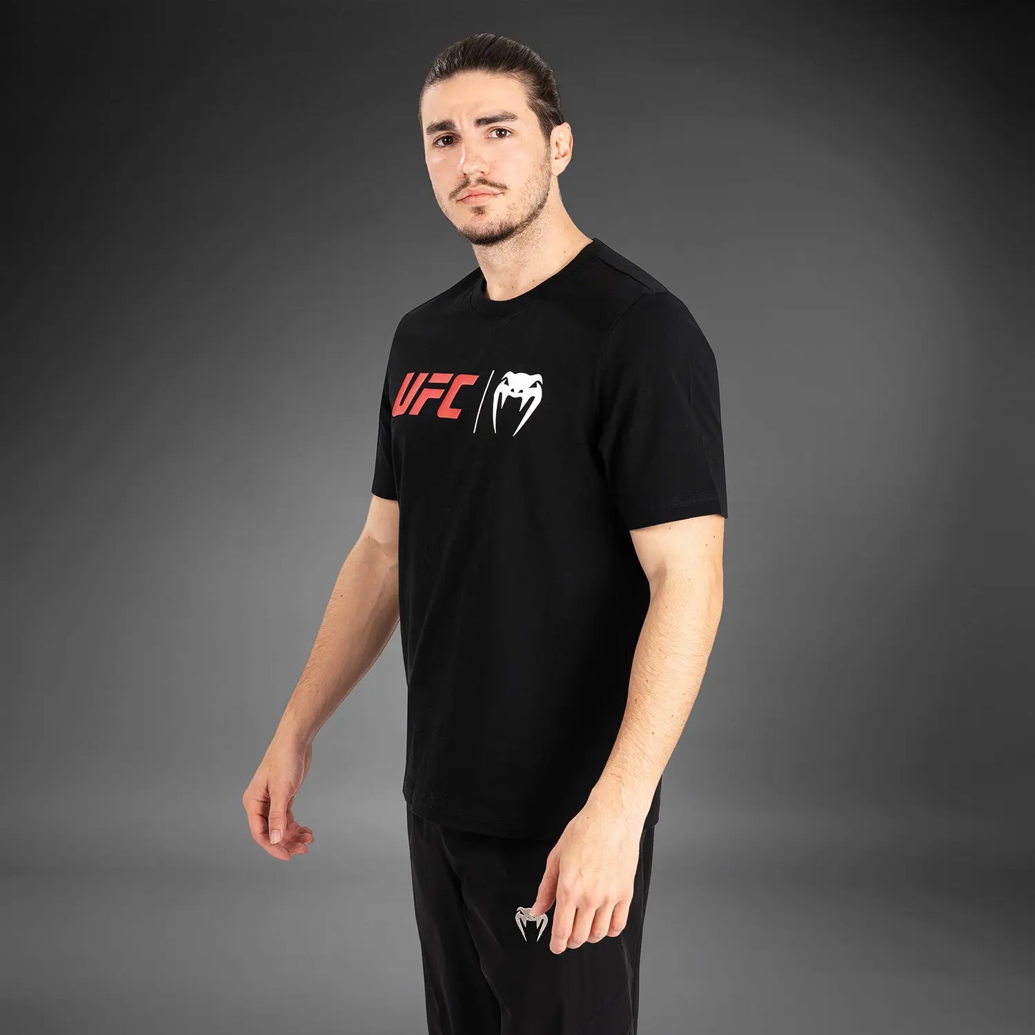 Тениска - UFC Venum Classic T-Shirt - Black/Red, показваща щампата отпред
