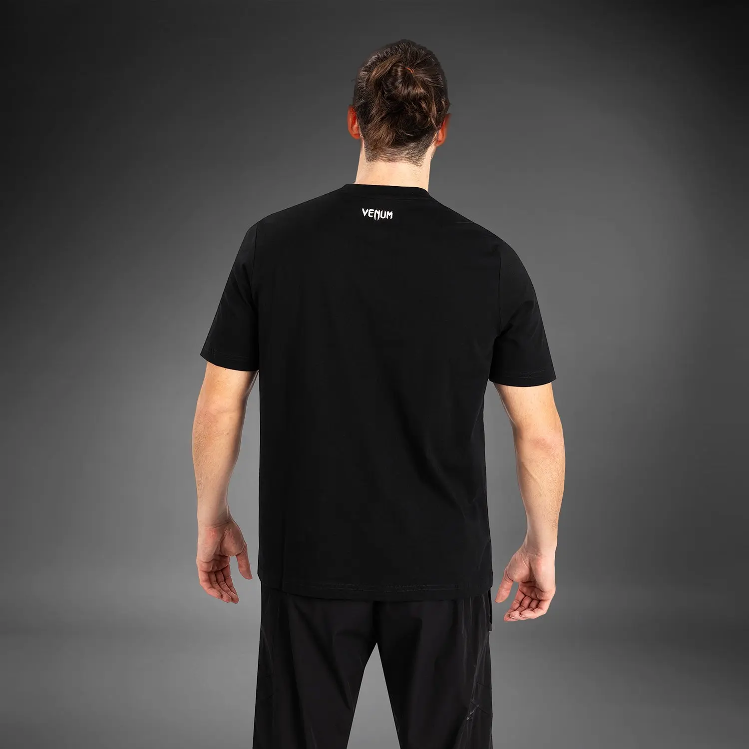 Тениска - UFC Venum Classic T-Shirt - Black/Red, заден изглед с надпис Venum