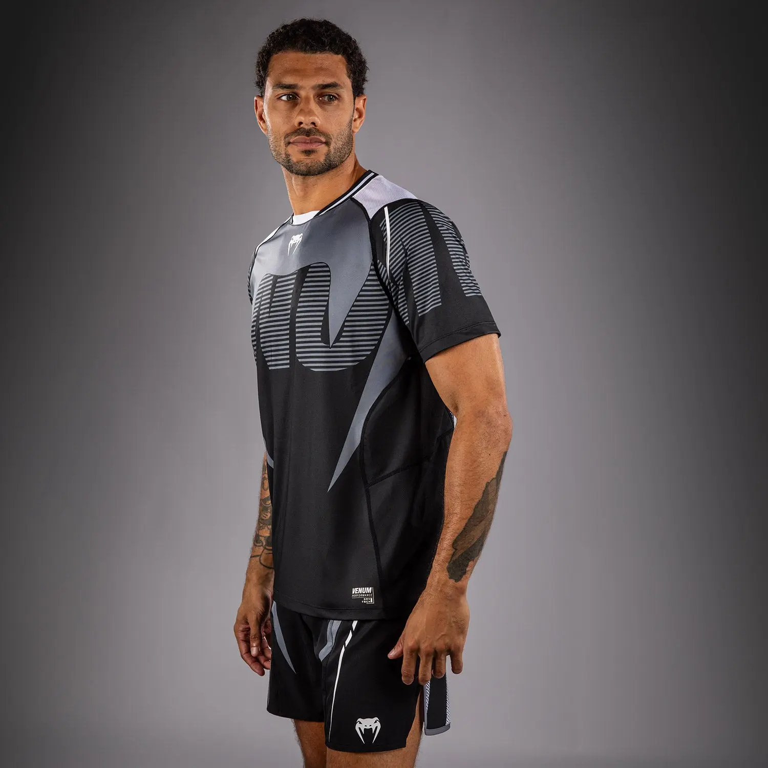 Тениска - Venum Adrenaline T-Shirt - Black/Grey - страничен изглед