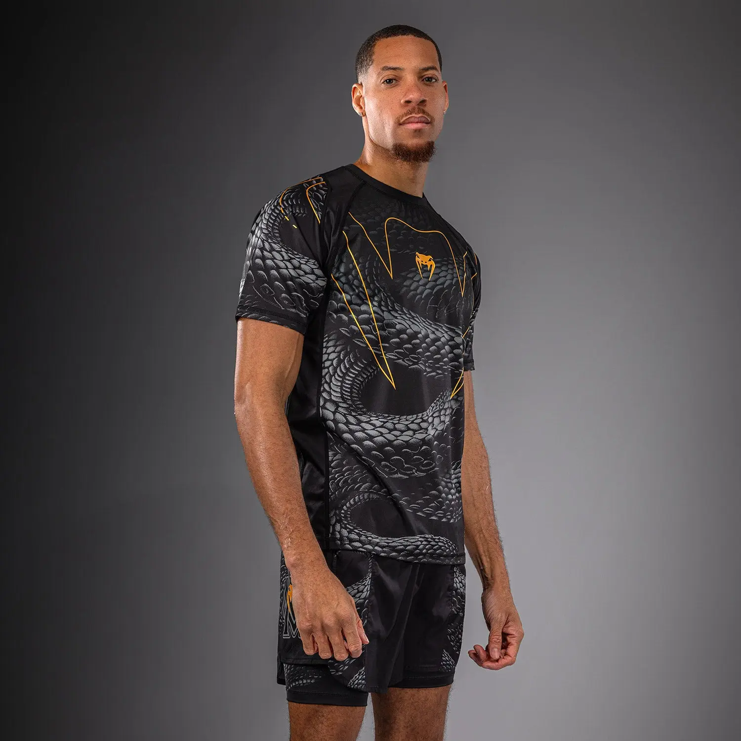 Тениска - Venum ARENA T-SHIRT - Black/Gold, преден изглед със змийски принт