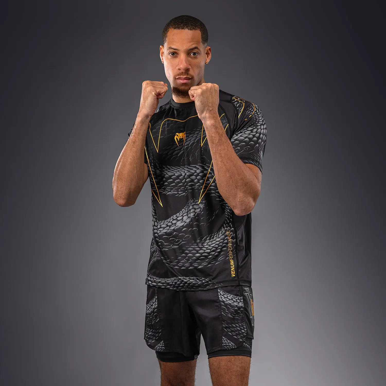Тениска - Venum ARENA T-SHIRT - Black/Gold, бойна стойка с модел