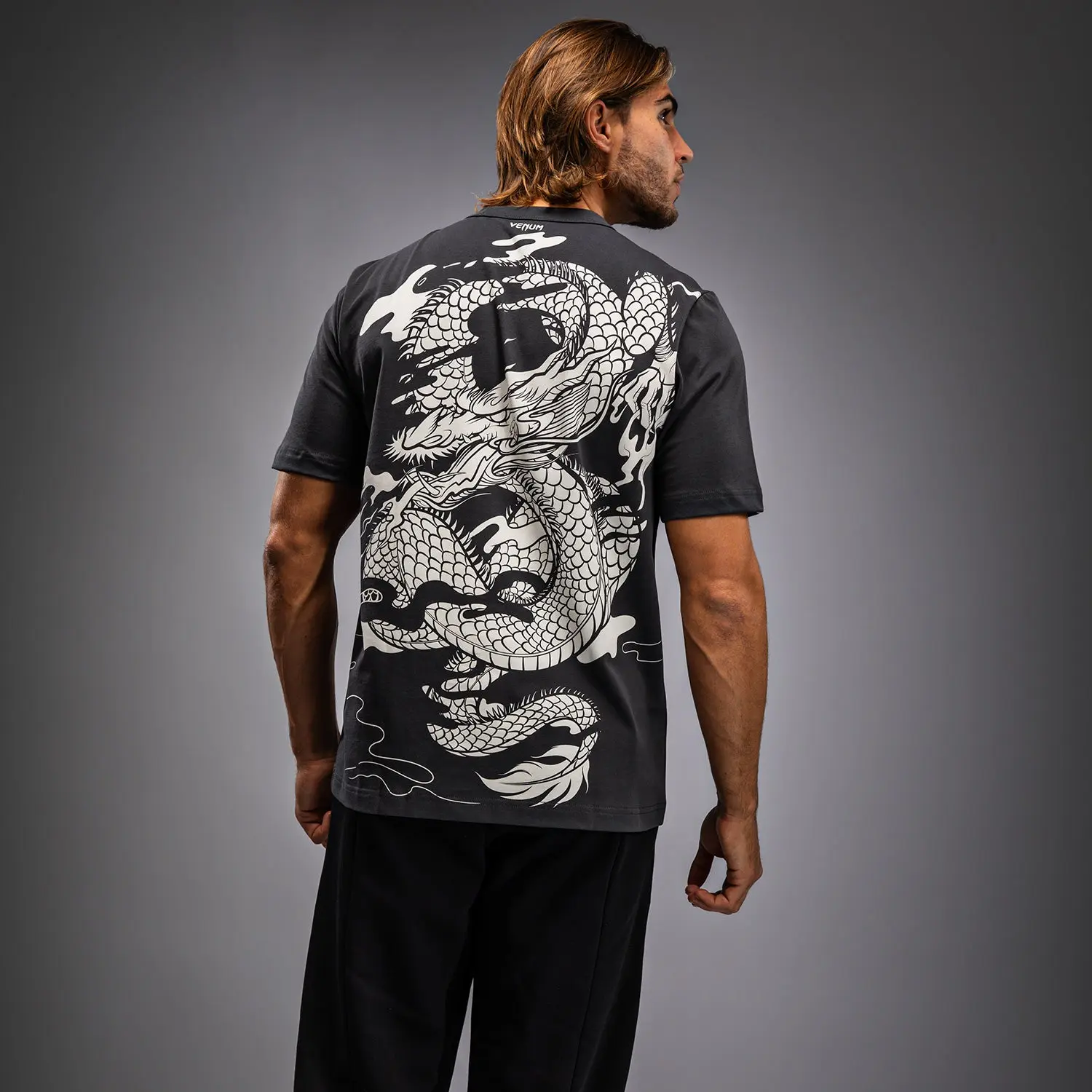 Тениска - Venum Dragon’s Flight Men’s T-Shirt - Charcoal Grey/Cream White, мъж с тениска отзад