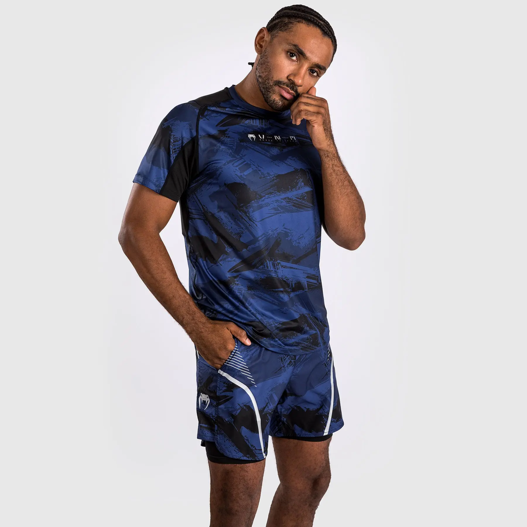 Мъж в синя тениска Venum Electron 3.0 Dry-Tech t-shirt – страничен изглед