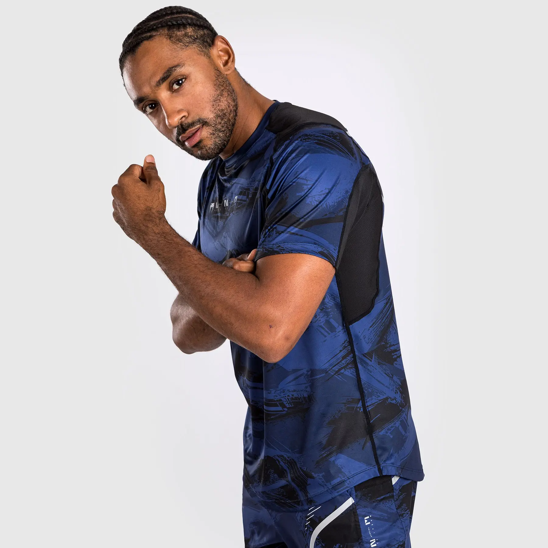 Мъж в синя тениска Venum Electron 3.0 Dry-Tech t-shirt – динамичен изглед