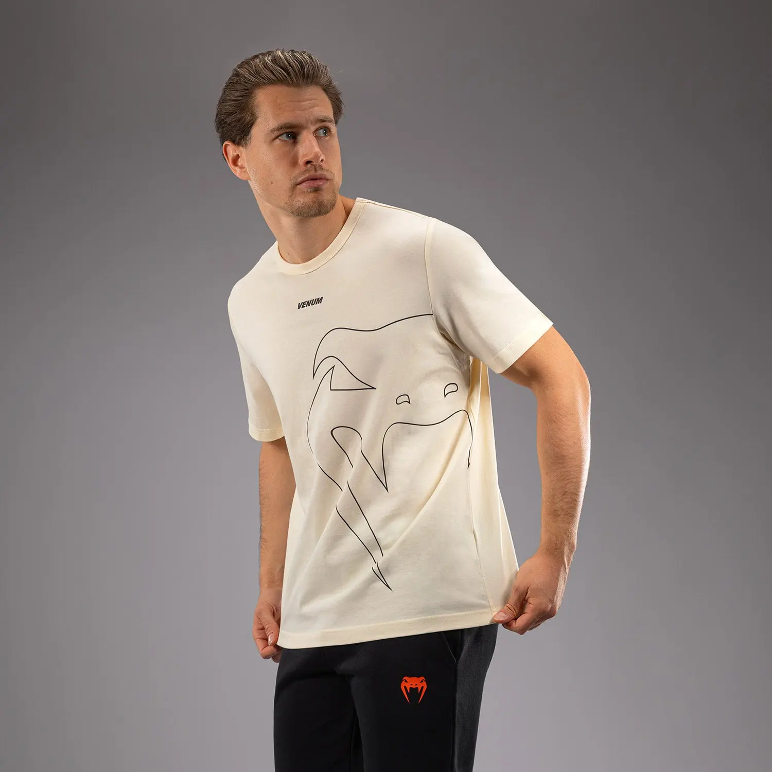 Venum Тениска - GIANT T-SHIRT - REGULAR FIT - CREAM/BLACK, мъж отпред
