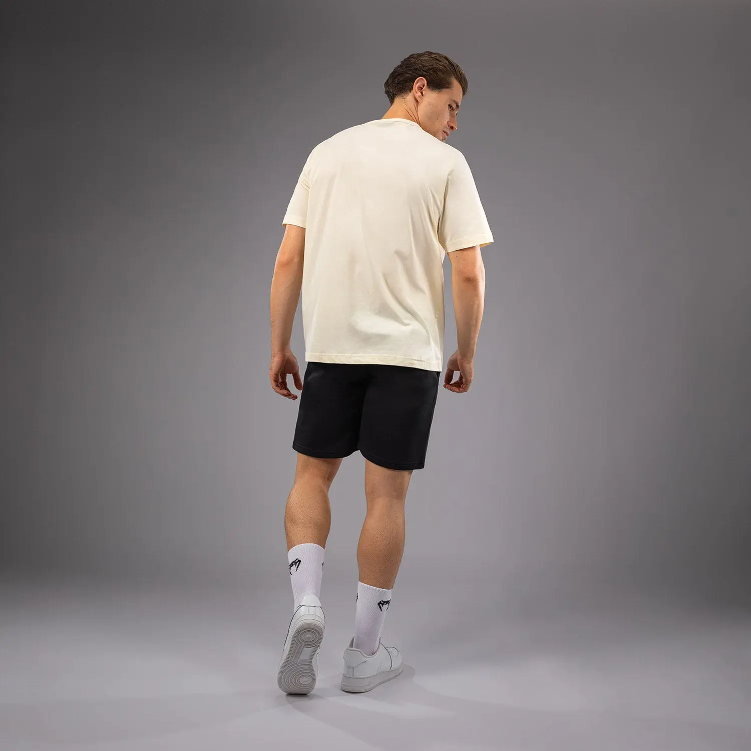 Venum Тениска - GIANT T-SHIRT - REGULAR FIT - CREAM/BLACK, мъж отзад