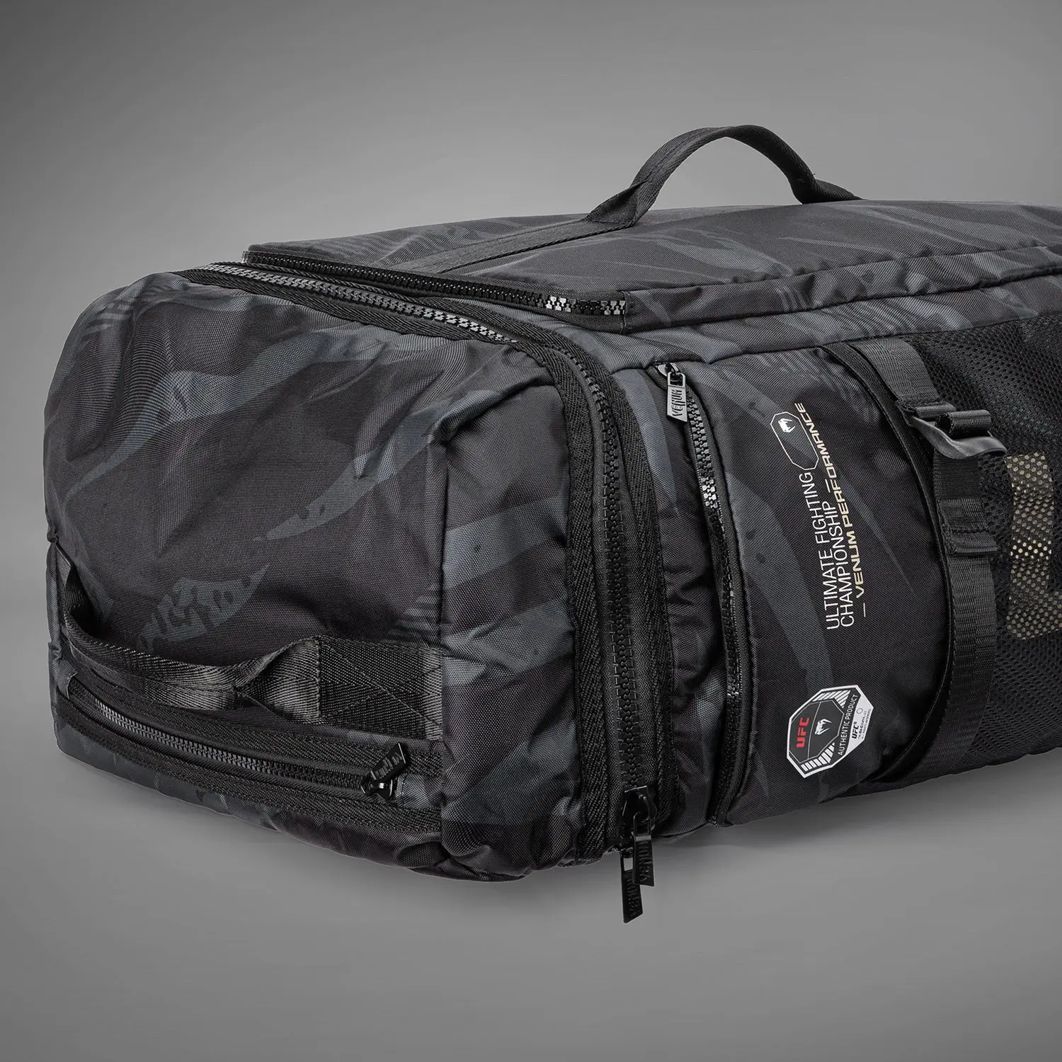 UFC Adrenaline by Venum Fight Week Duffle Bag - Urban Camo, детайл на предния цип и мрежест джоб