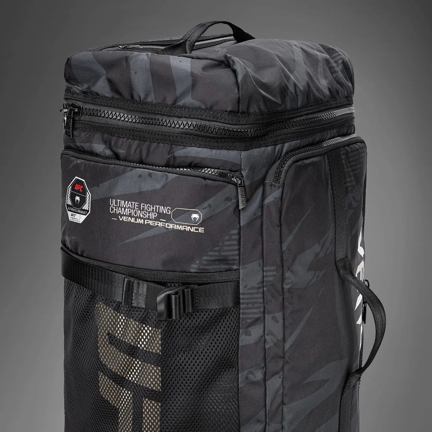 UFC Adrenaline by Venum Fight Week Duffle Bag - Urban Camo, детайл на горния джоб и мрежестия панел