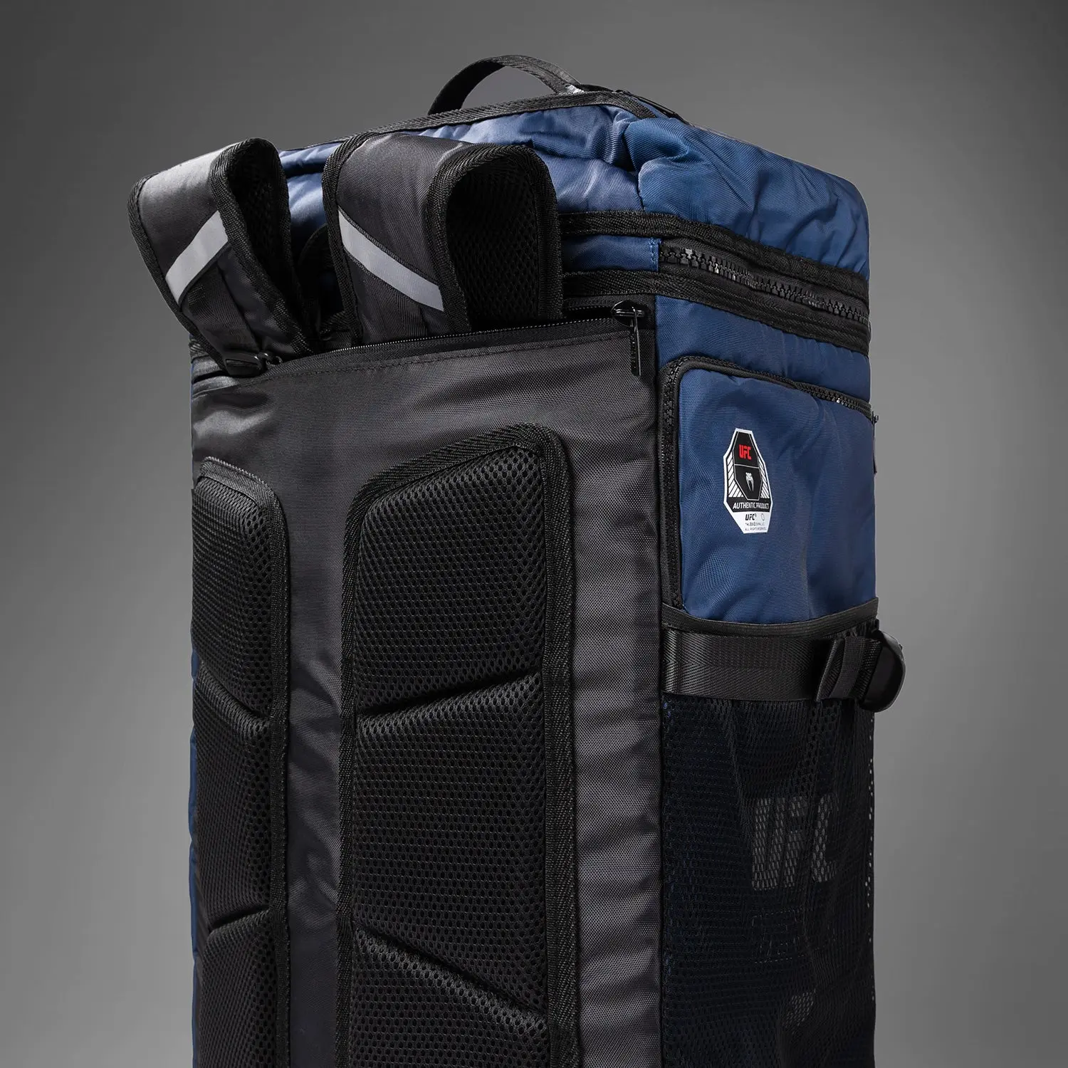 Venum UFC Fusion by Venum Fight Week Duffle Bag - Oceanic Blue, детайл на горната част с презрамки