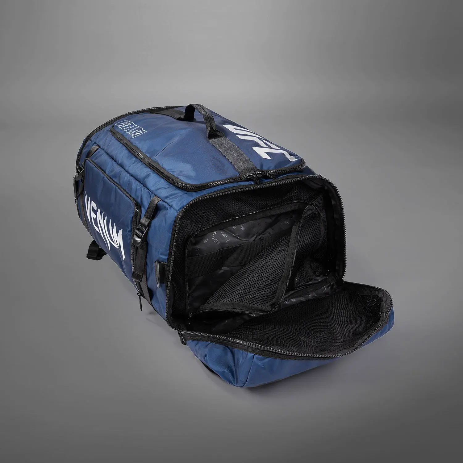 Venum UFC Fusion by Venum Fight Week Duffle Bag - Oceanic Blue, отворена, показваща вътрешни отделения
