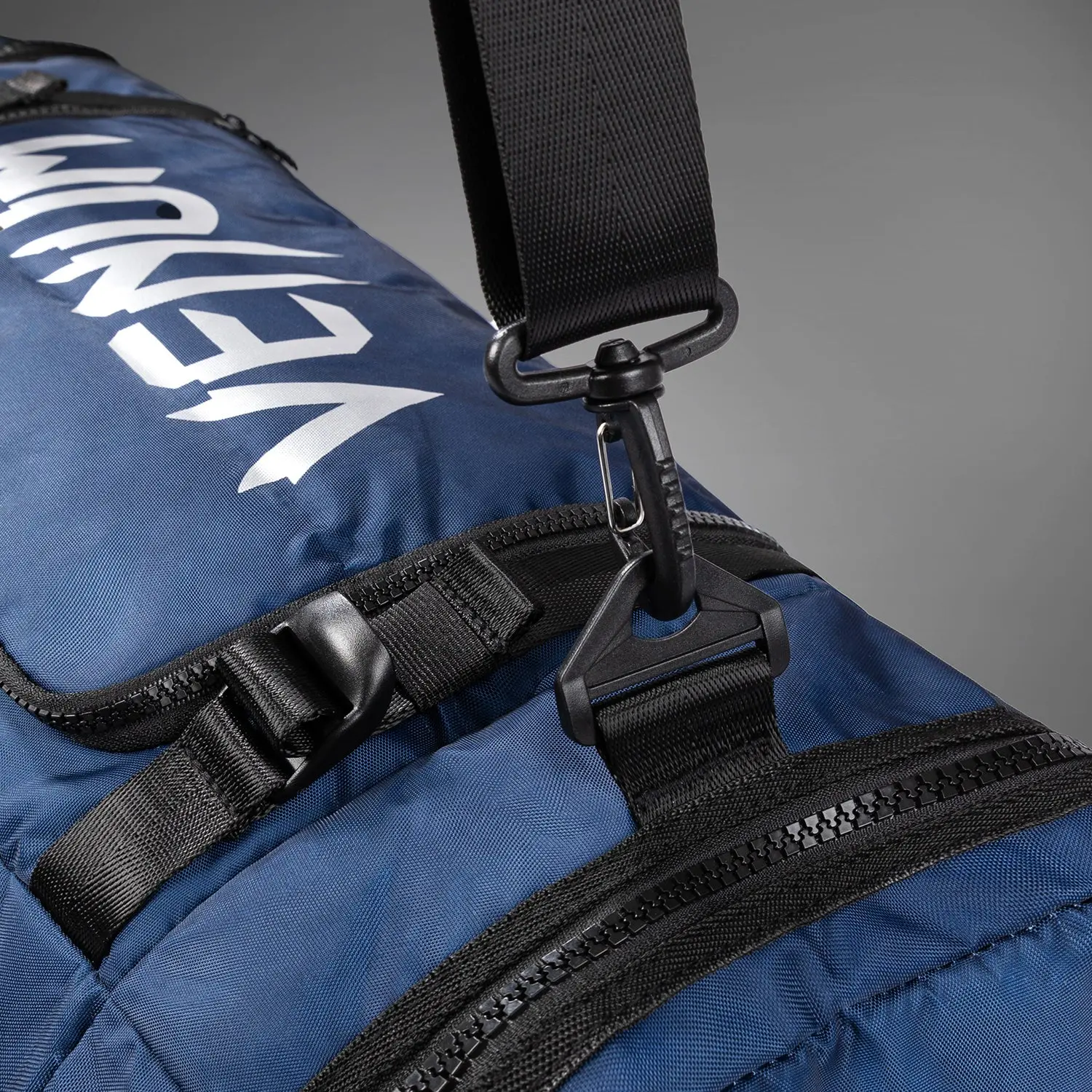 Venum UFC Fusion by Venum Fight Week Duffle Bag - Oceanic Blue, детайл на регулируема презрамка