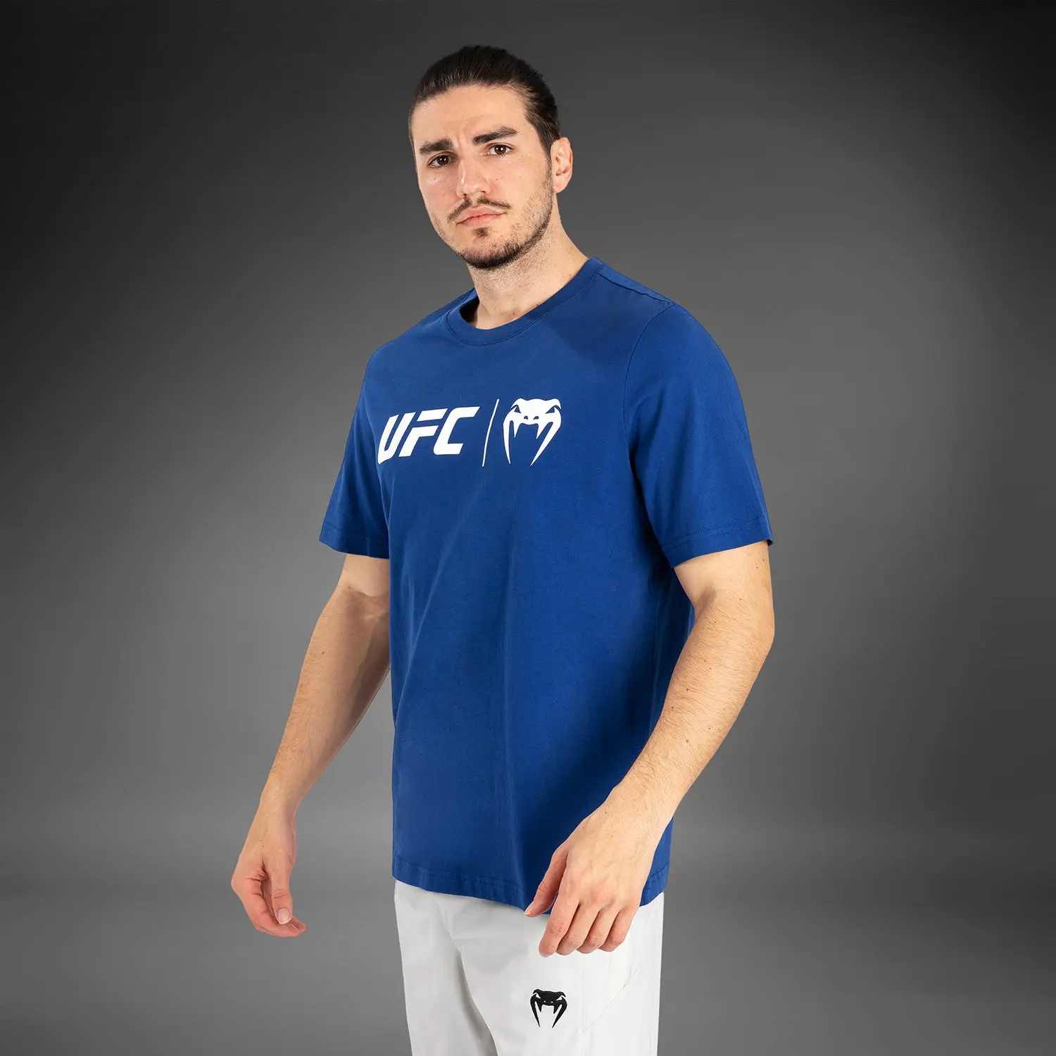 Мъж със синя тениска UFC Venum с преден изглед