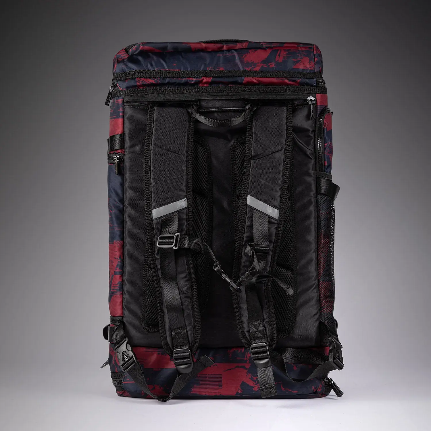 Venum Unisex UFC Zenith by Venum Burgundy Authentic Fight Week Gear Bag (48L) изглед отзад с презрамки