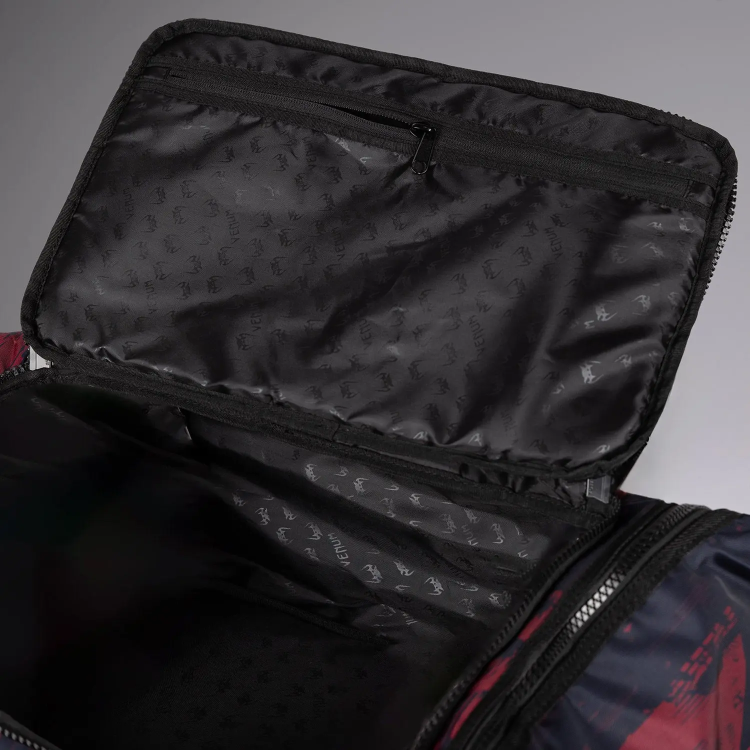 Venum Unisex UFC Zenith by Venum Burgundy Authentic Fight Week Gear Bag (48L) отворен горен джоб