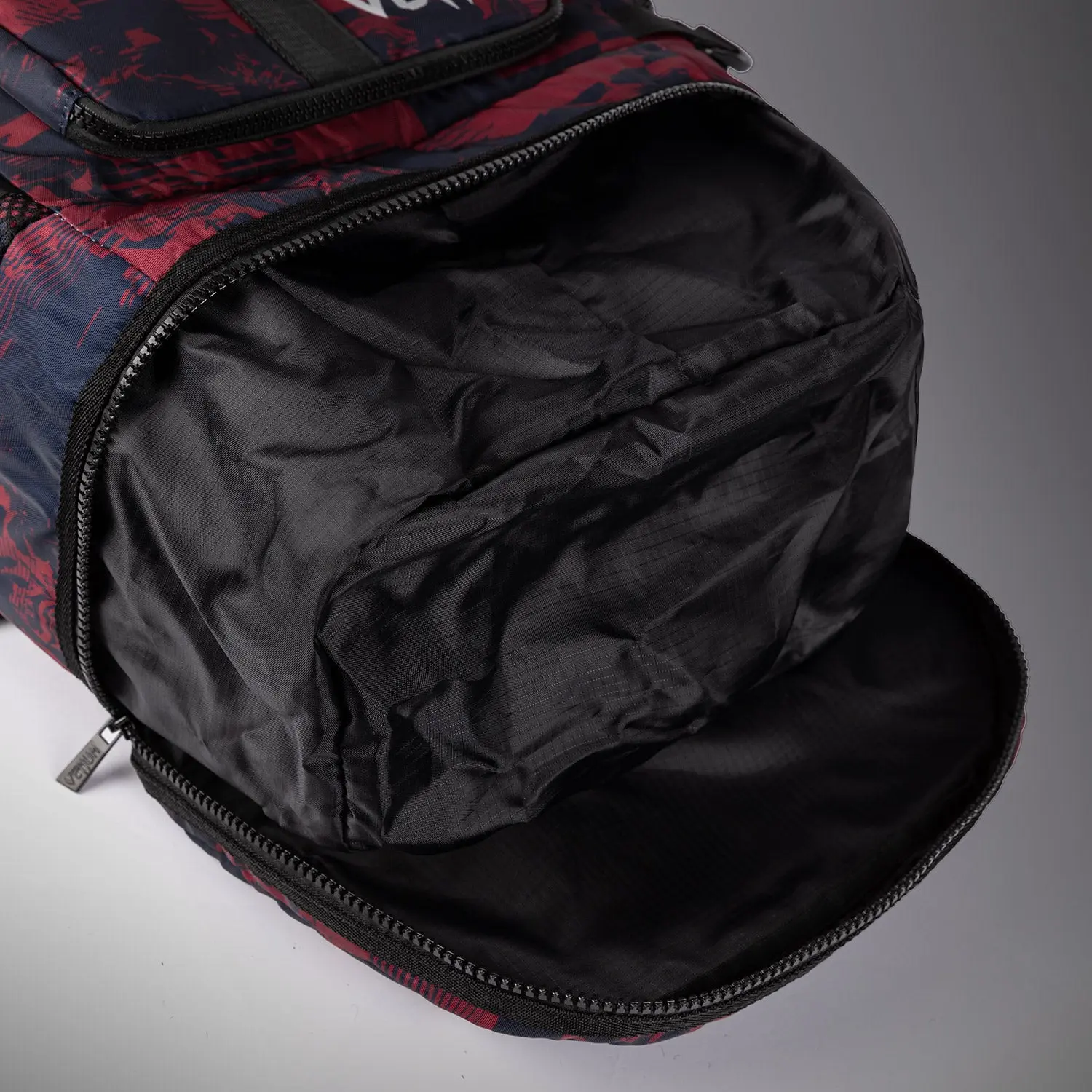 Venum Unisex UFC Zenith by Venum Burgundy Authentic Fight Week Gear Bag (48L) отворен долен джоб