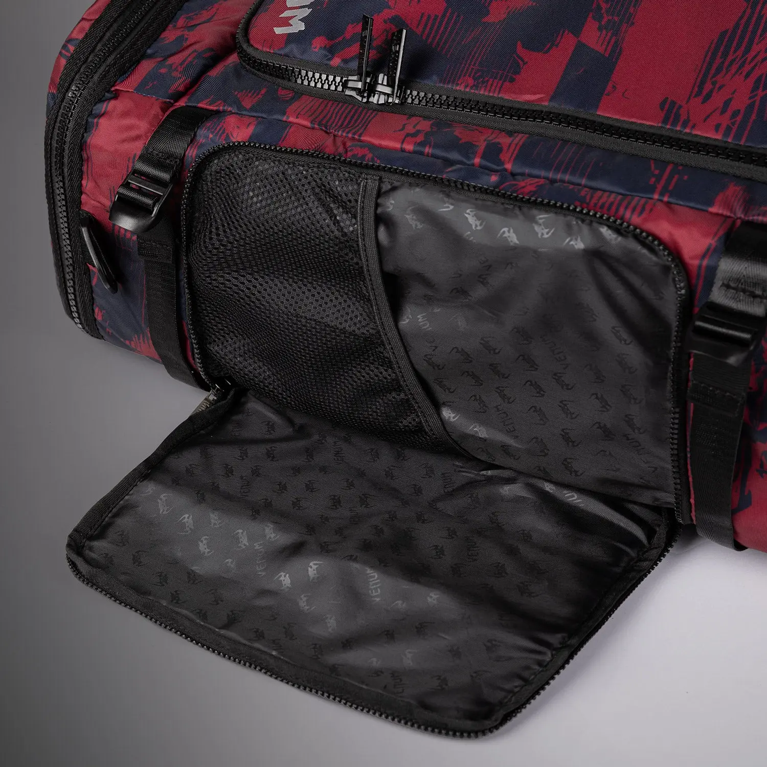 Venum Unisex UFC Zenith by Venum Burgundy Authentic Fight Week Gear Bag (48L) отворен преден джоб