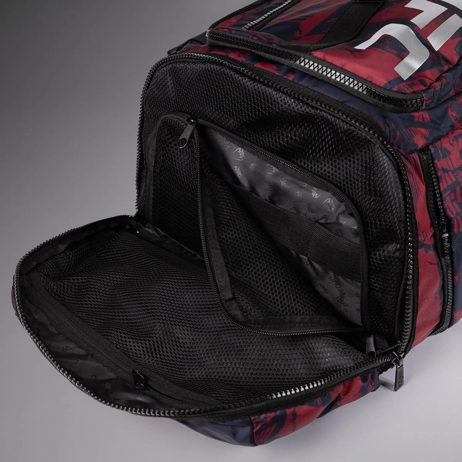 Venum Unisex UFC Zenith by Venum Burgundy Authentic Fight Week Gear Bag (48L) отворен страничен джоб
