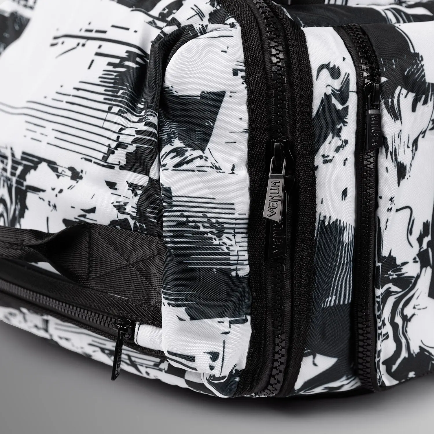 Venum Unisex UFC Zenith by Venum White Authentic Fight Week Gear Bag (48L) ципове и етикет
